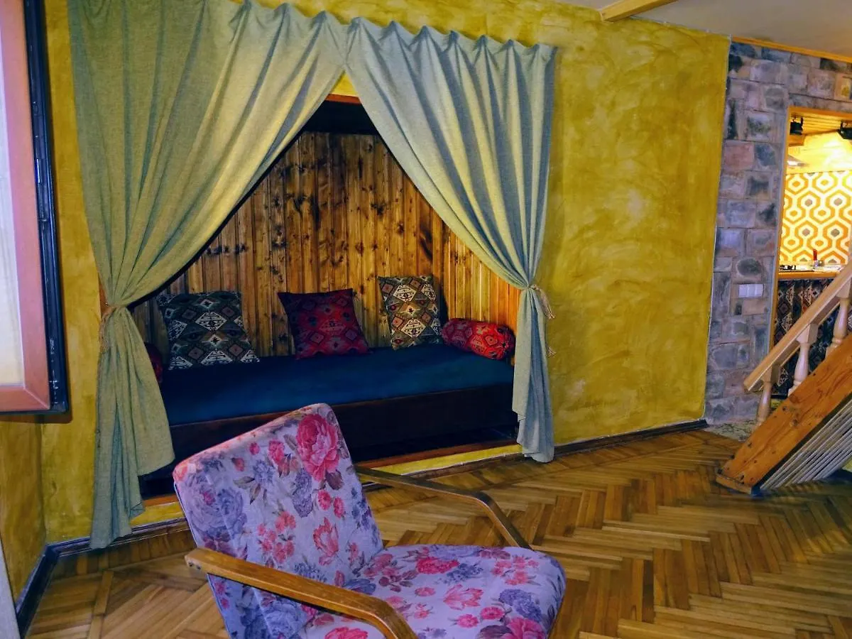Paparti Tbilisi 0*,